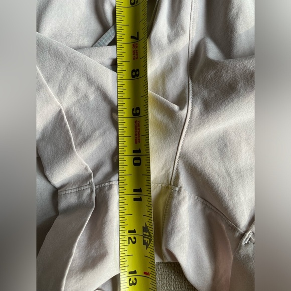 Lululemon Shorts Women’s 8 Break Away Short Light Pink - Picture 4 of 9